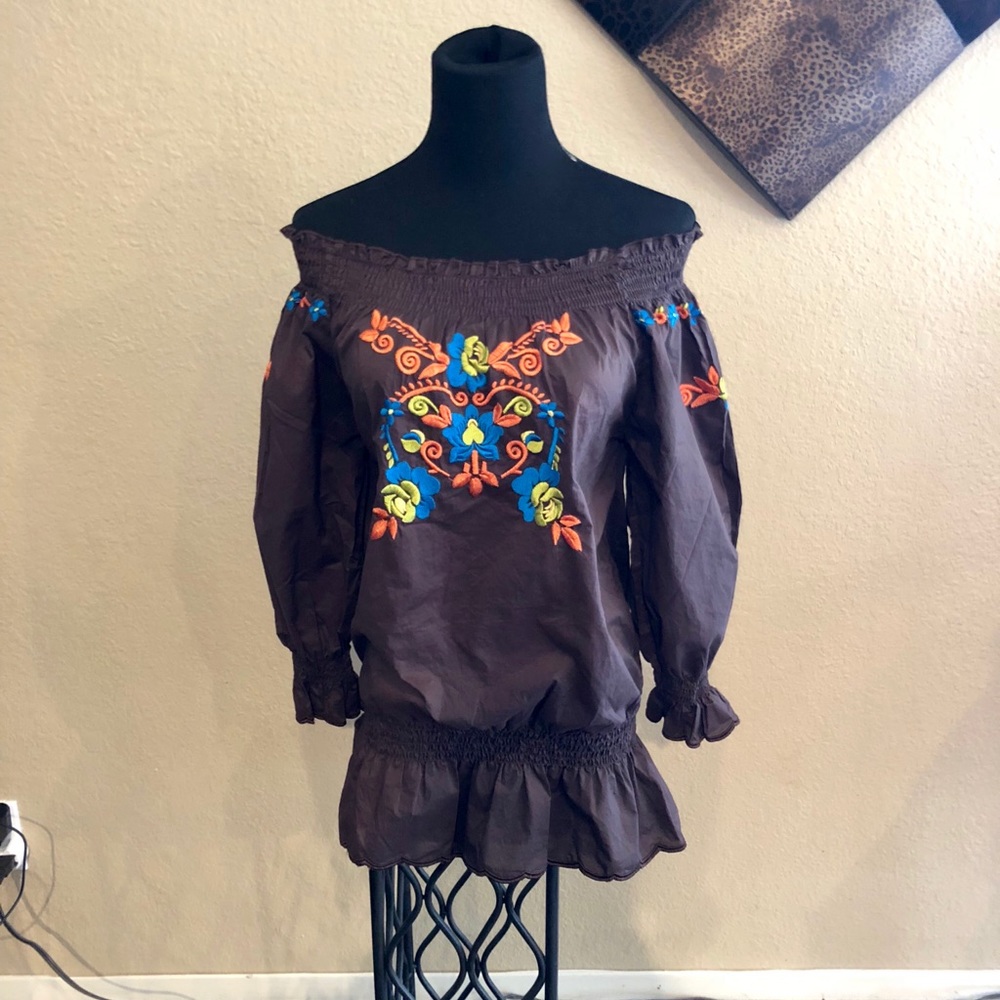 Adorable brown embroidered top xs